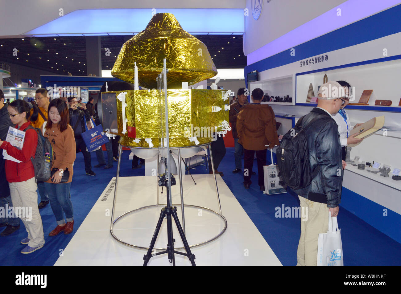 Un modello di prototipo della Cina la sonda Mars è in esposizione presso lo stand della Cina Aerospace Science and Technology Corporation durante il XVII Cina giornat Foto Stock