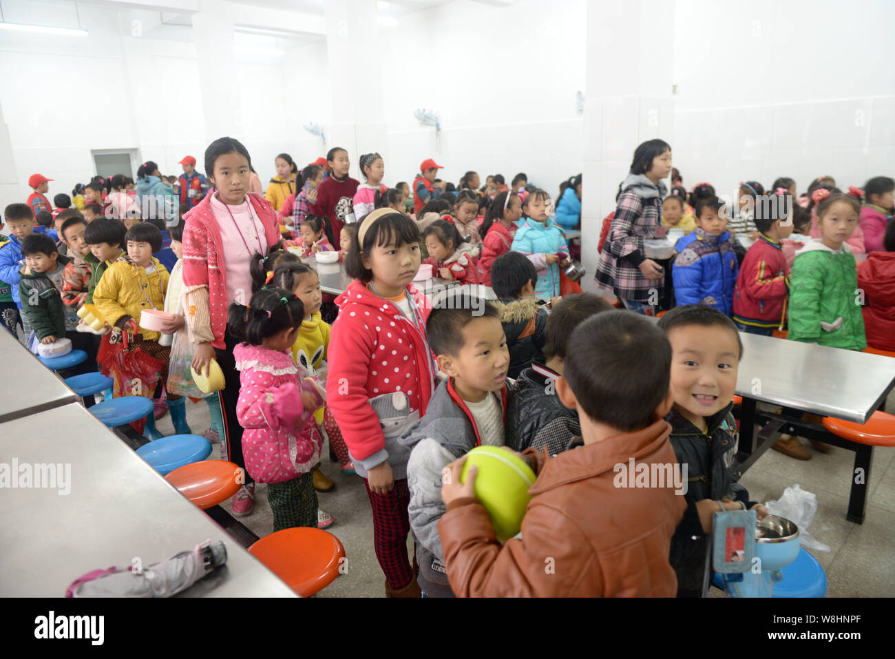 --FILE -- Gli studenti in coda fino a ottenere il loro pranzo in una mensa in una scuola primaria in Zigui county, centrale cinese della provincia di Hubei, 24 novembre 2014. Peo Foto Stock