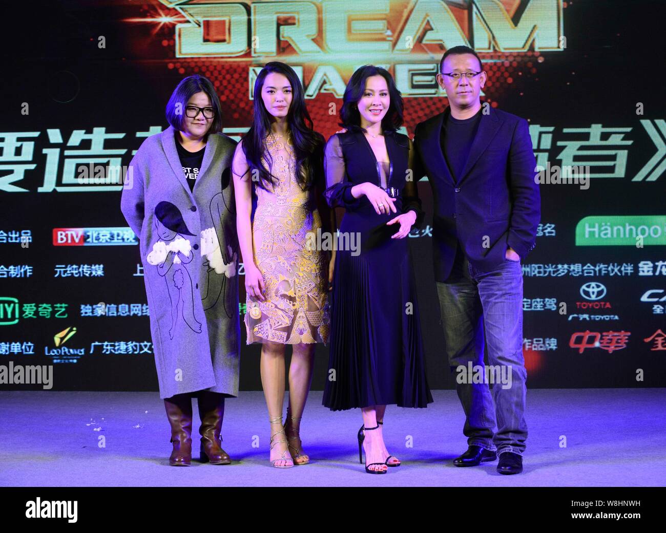 (Da sinistra) appeso Huang, una celebrità rivista editore e la figlia e la nipote di cinesi ufficialità, attrice cinese Yao Chen, Hong Kong Foto Stock