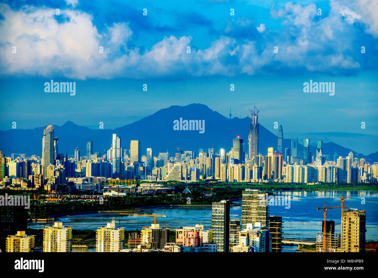 Vista dei grattacieli e edifici ad alta nella città di Shenzhen, Cina del sud della provincia di Guangdong, 14 luglio 2014. Foto Stock