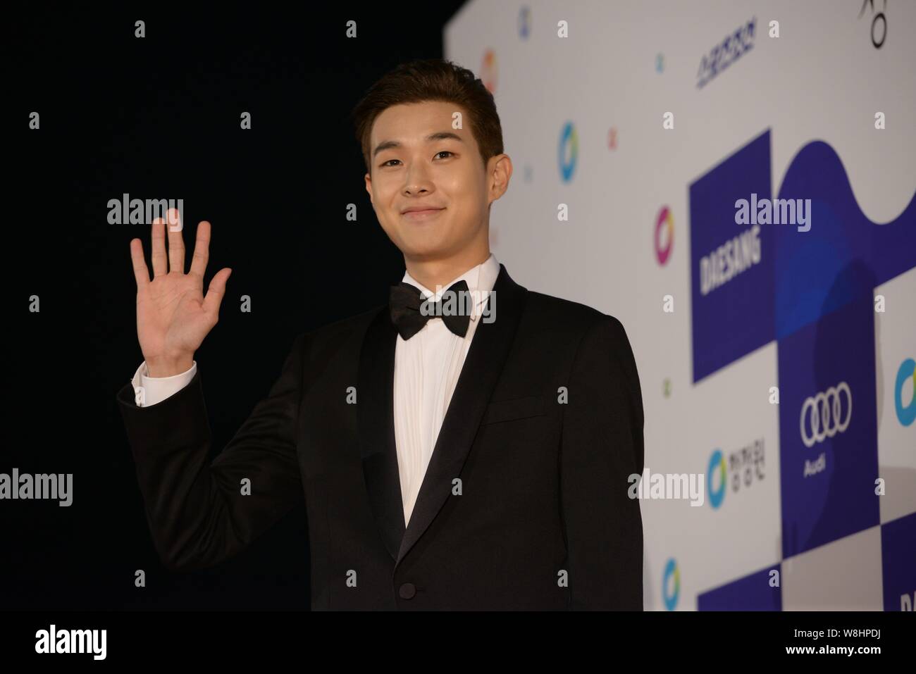 Corea del Sud attore Choi Woo-shik arriva sul tappeto rosso per la XXXVI Blue Dragon Film Awards a Seul, Corea del Sud, 26 novembre 2015. Foto Stock