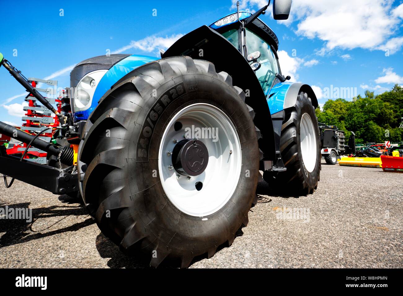 Trattrice agricola close-up con pneumatici giganti. Foto Stock