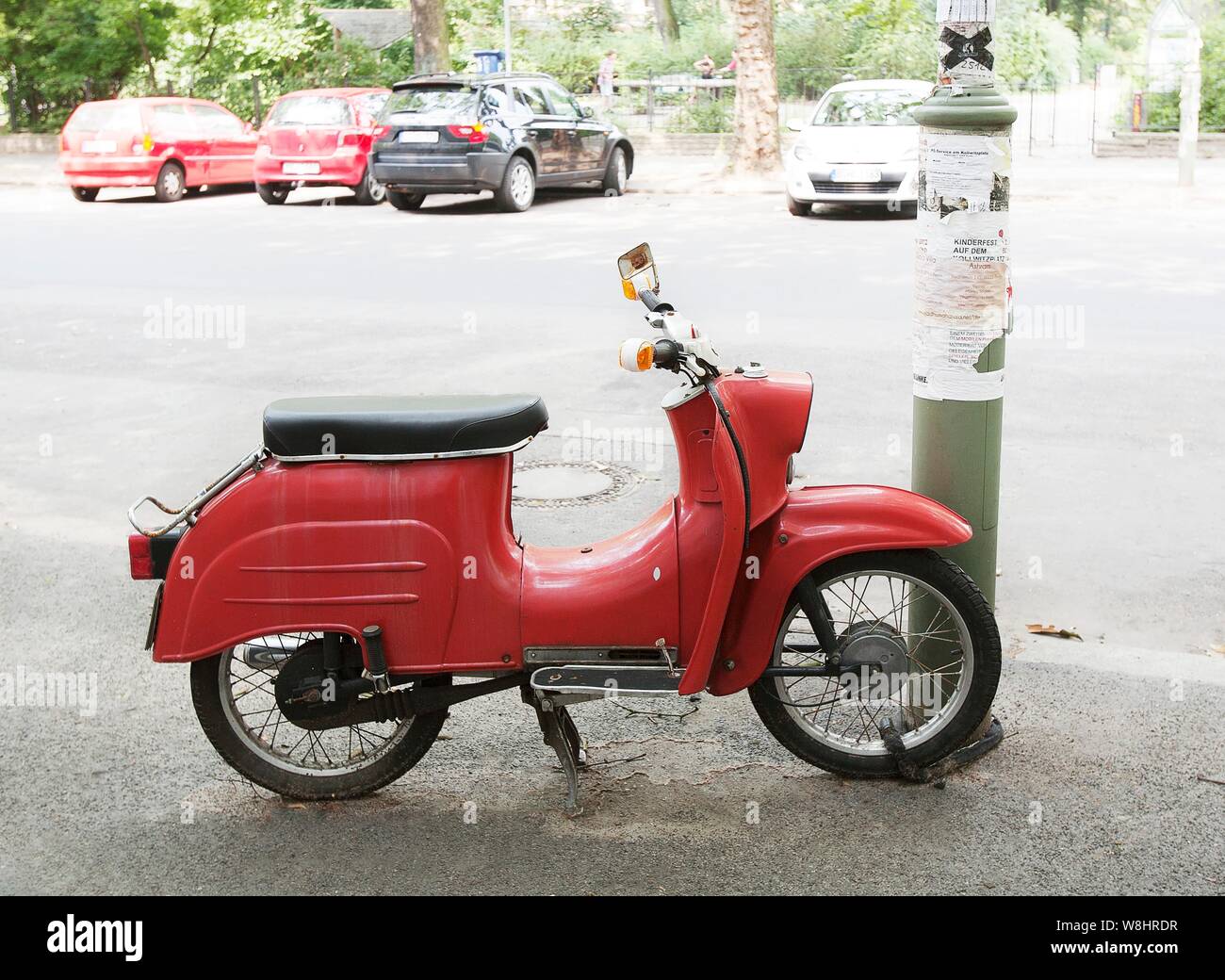 Ciclomotore parcheggiata da un lampione, Berlino, Germania. Foto Stock