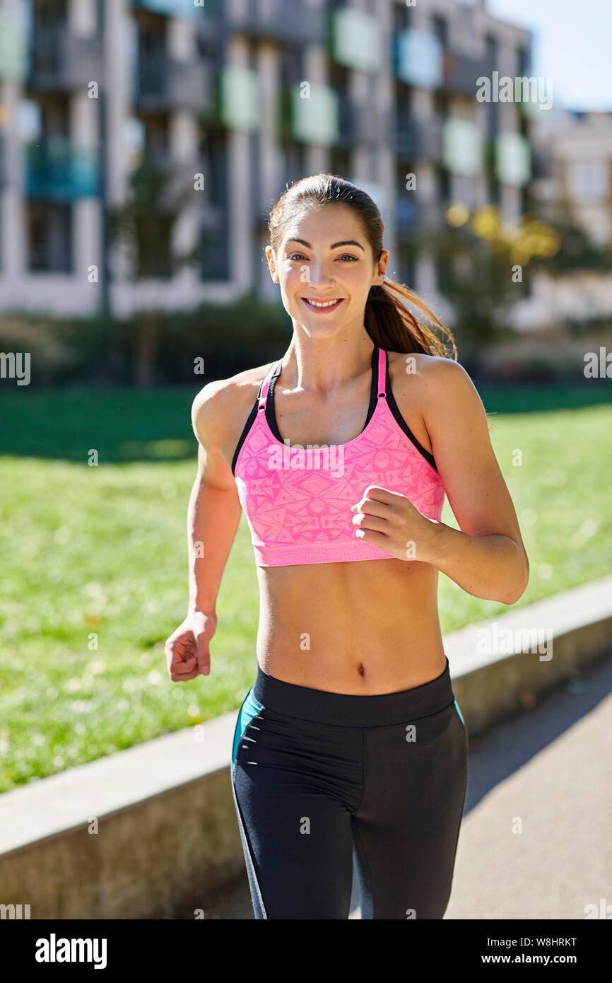 Giovane donna jogging. Foto Stock