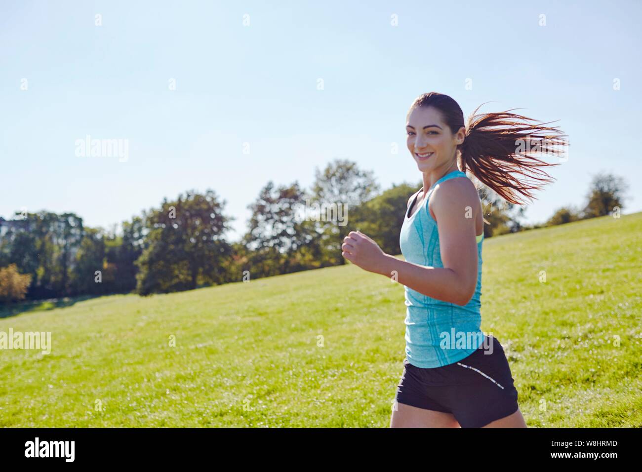 Giovane donna jogging. Foto Stock
