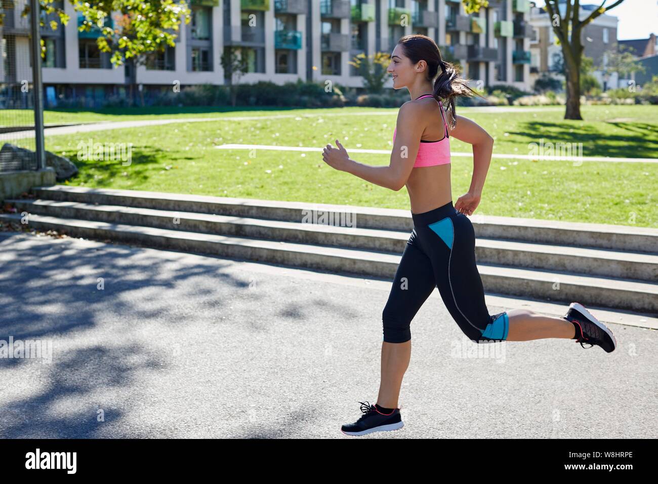 Giovane donna jogging. Foto Stock