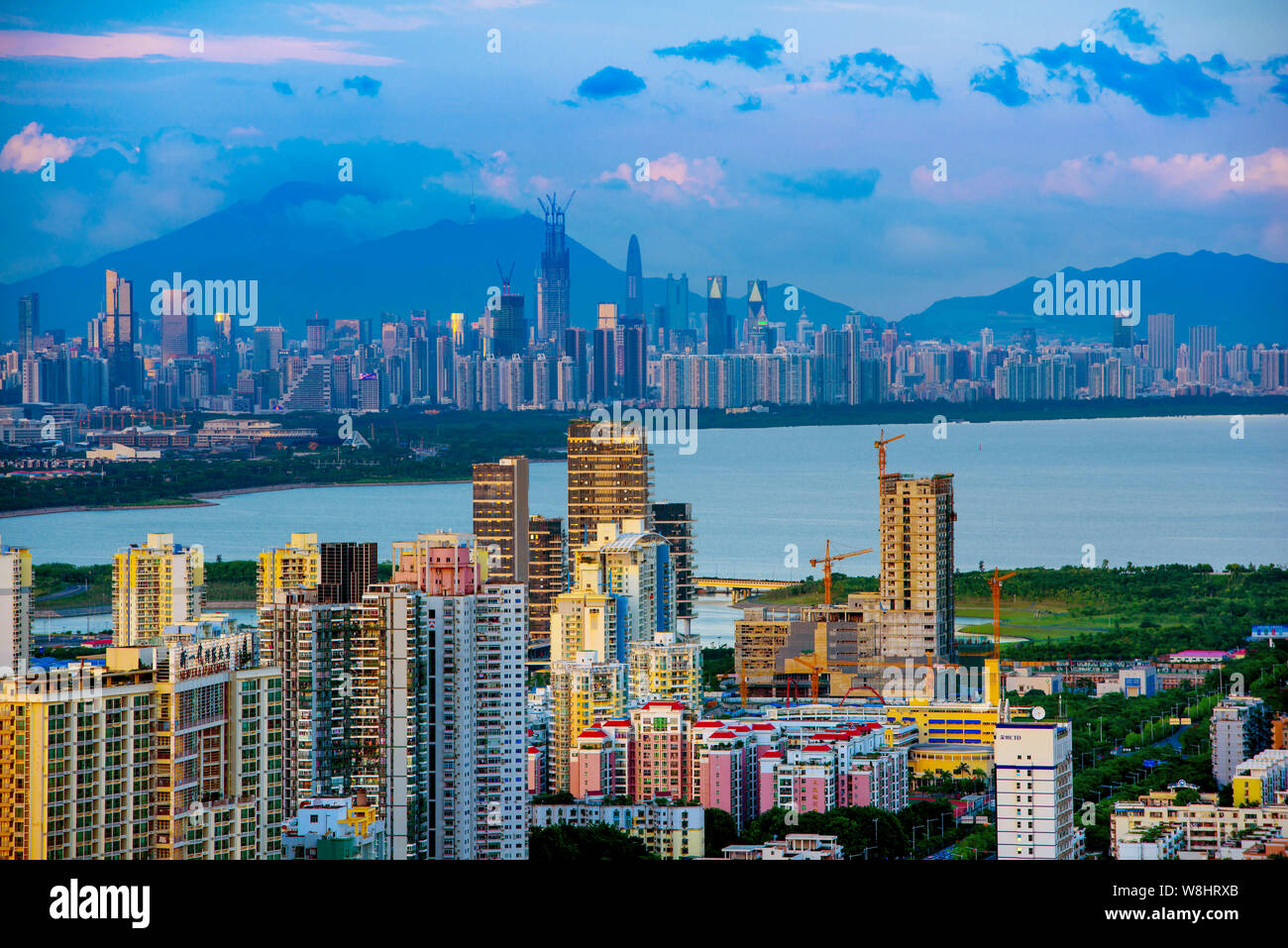 Vista dei grattacieli e edifici ad alta nella città di Shenzhen, Cina del sud della provincia di Guangdong, 24 maggio 2014. Foto Stock