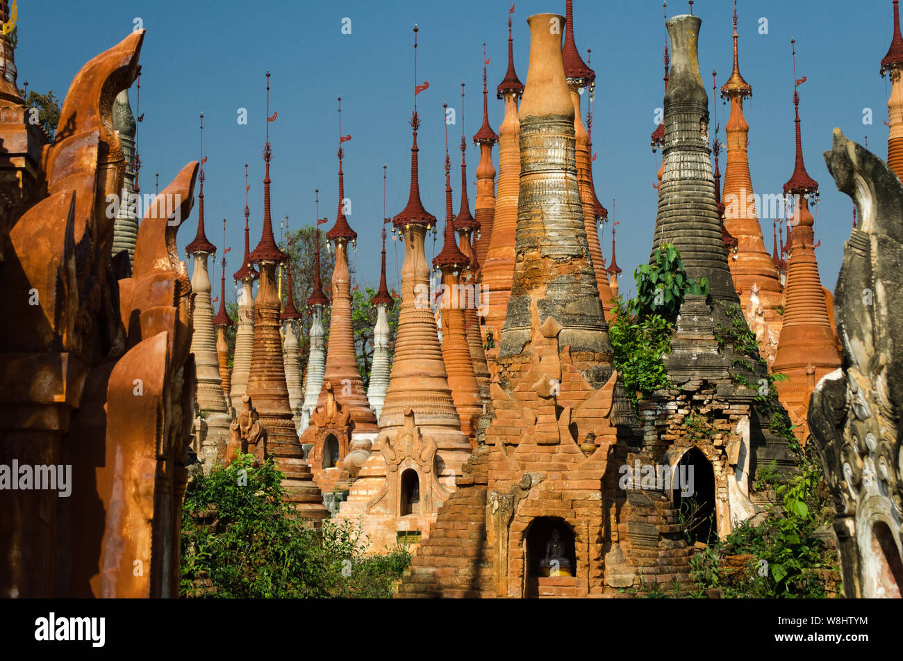 Un gruppo di pagode Buddhiste nel villaggio di Indein, vicino Ywama e a inserto Lago nello Stato di Shan, Myanmar Foto Stock Un gruppo di pagode Buddhiste nel villaggio di Indein, vicino Ywama e a inserto Lago nello Stato di Shan, Myanmar Foto Stock
