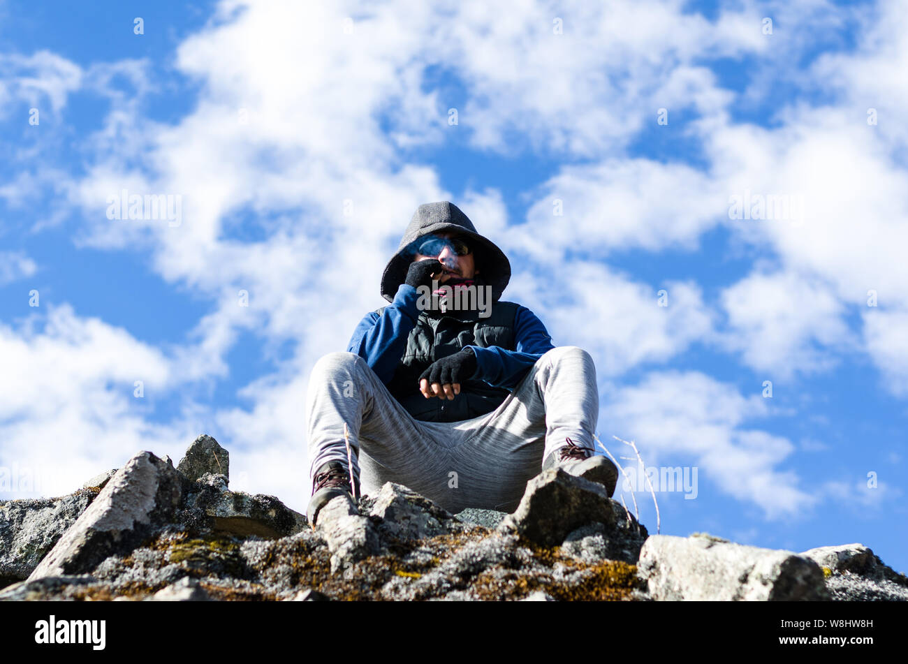 Successo escursionista l uomo si gode della vista sulla cima della montagna in Chiprac - Lima - Perù Foto Stock