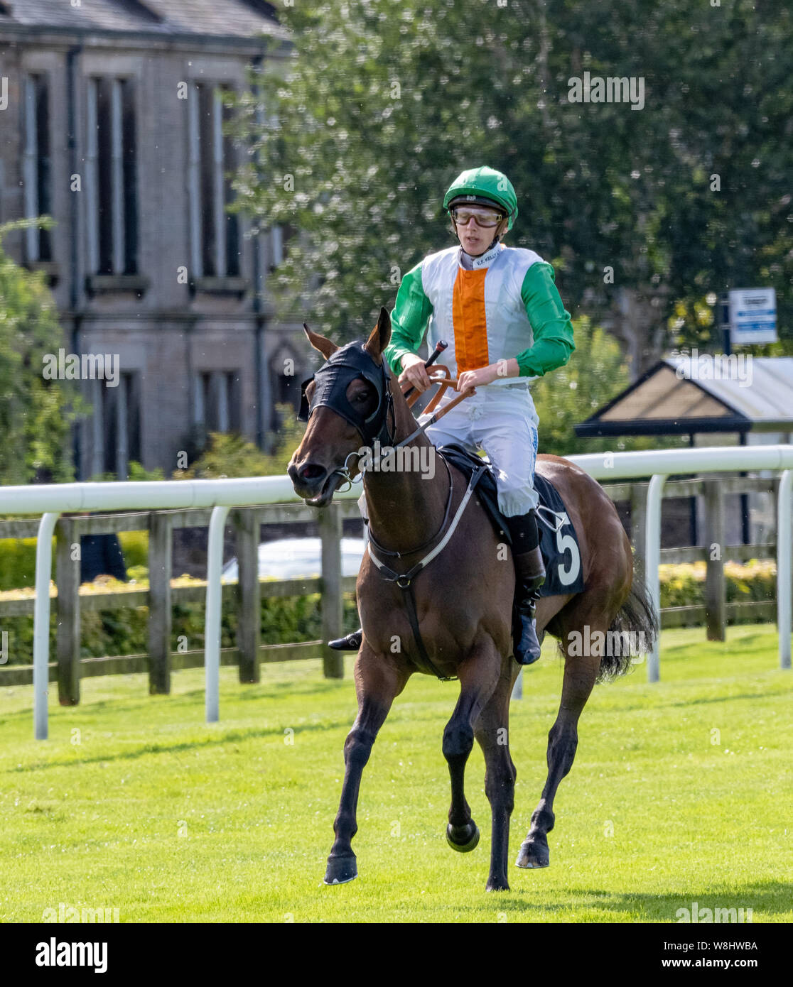 Jockey Sean Davis sulla società del nord prima dell'inizio del 'Boogie Al mattino' handicap, Musselburgh Racecourse, 9 Agosto 2019 Foto Stock