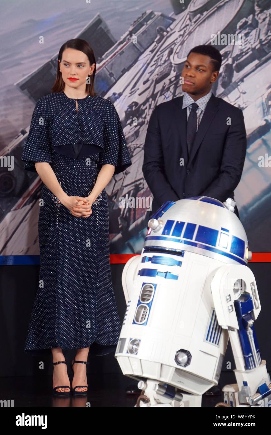 Attrice inglese Daisy Ridley e attore John Boyega pongono nel corso di una conferenza stampa per il loro film "Guerre Stellari: la forza risveglia' in Cina a Shanghai, 2 Foto Stock