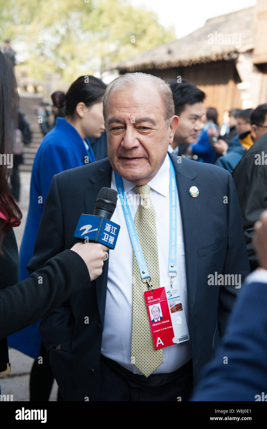 Ghanim Al Shibli, Ambasciatore e Capo della Missione alla Lega degli Stati arabi in Cina, viene intervistato come egli lascia dopo aver frequentato la cerimonia di apertura o Foto Stock
