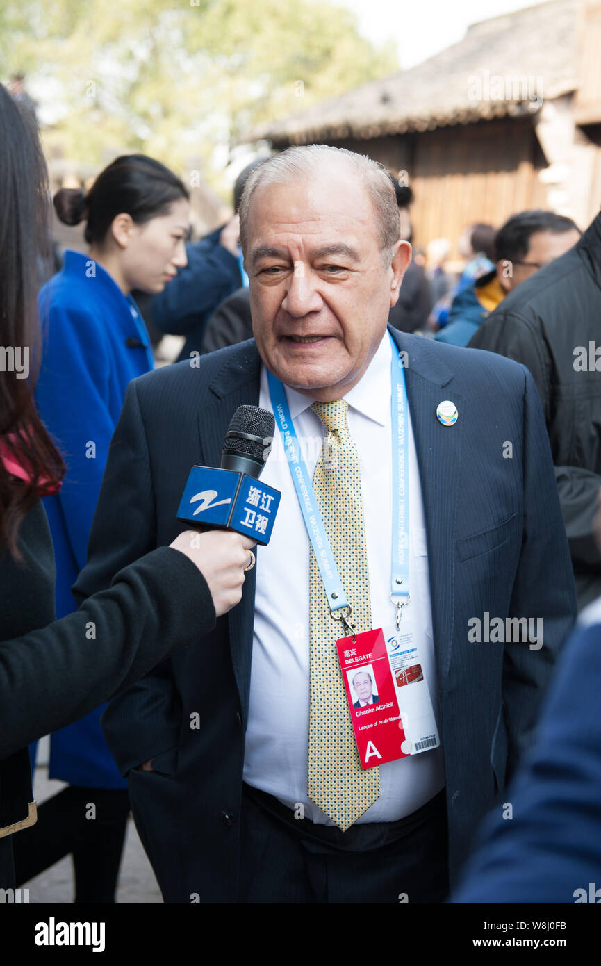 Ghanim Al Shibli, Ambasciatore e Capo della Missione alla Lega degli Stati arabi in Cina, viene intervistato come egli lascia dopo aver frequentato la cerimonia di apertura o Foto Stock