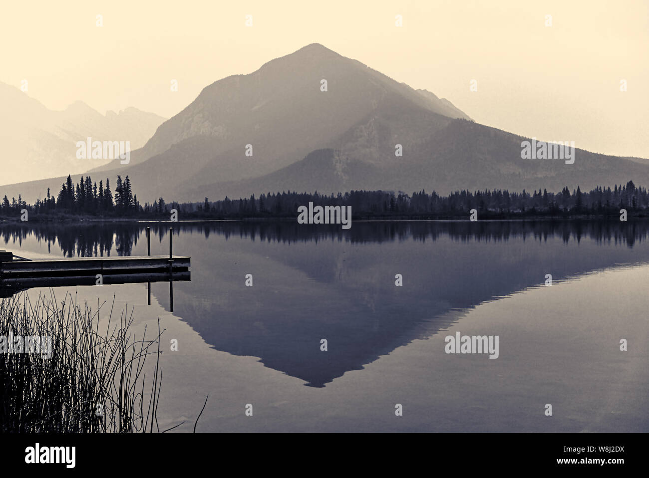 Fumoso Atmosfera mattutina a causa degli incendi di foreste, Laghi Vermillion, Banff, Alberta, Canada Foto Stock