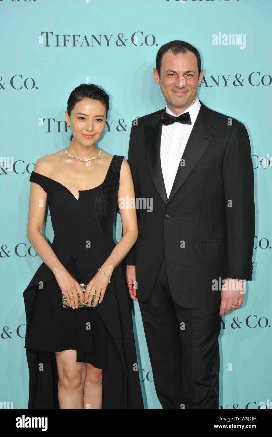 Attrice cinese Gao Yuanyuan, sinistra, pone come lei arriva per un evento di moda dal creatore di gioielli di Tiffany & Co. a Pechino, in Cina, il 21 maggio 2015. Foto Stock