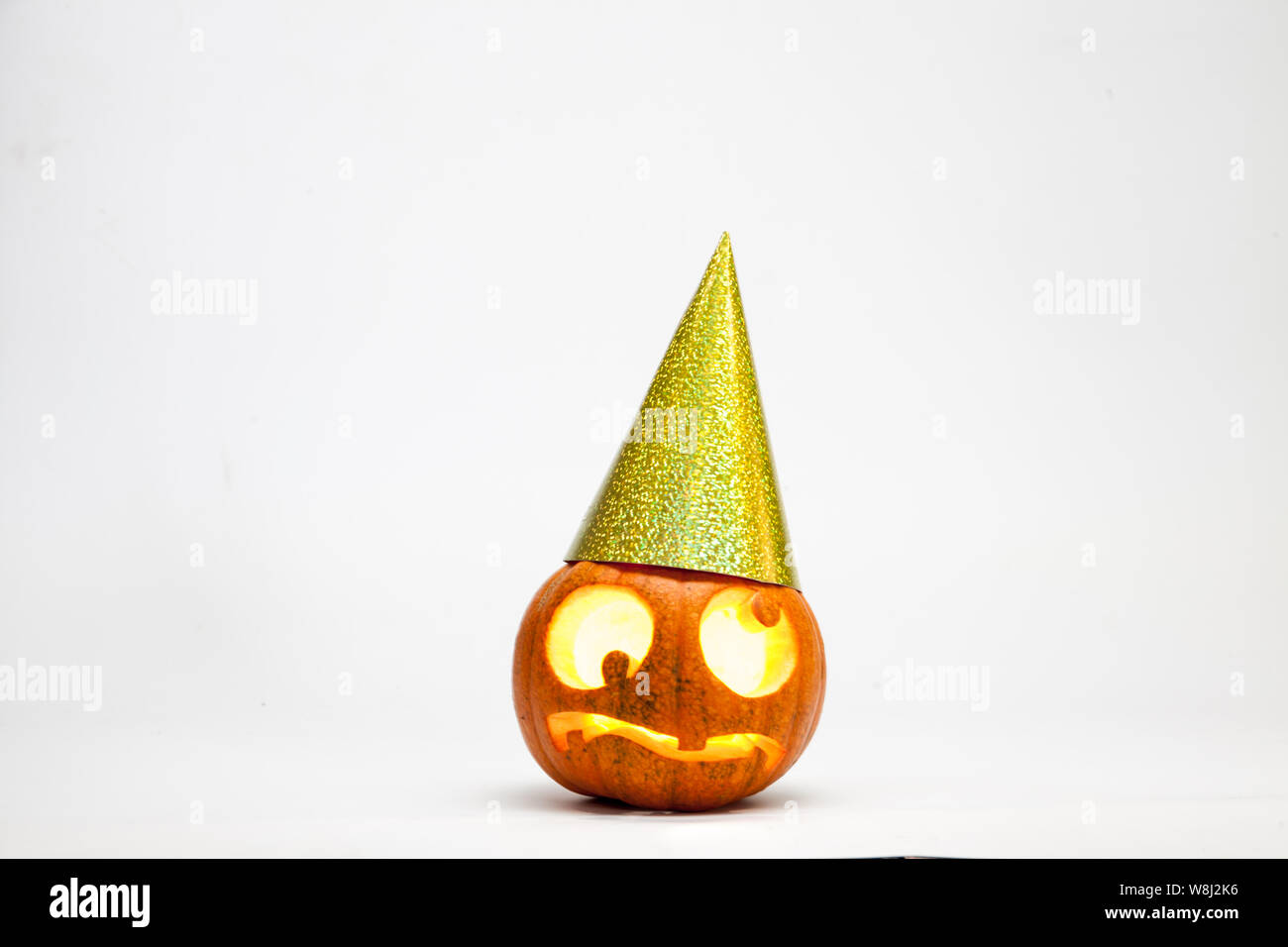 Zucca di Halloween jack testa lanterna con candele accese con la borchia di festa isolati su sfondo bianco Foto Stock