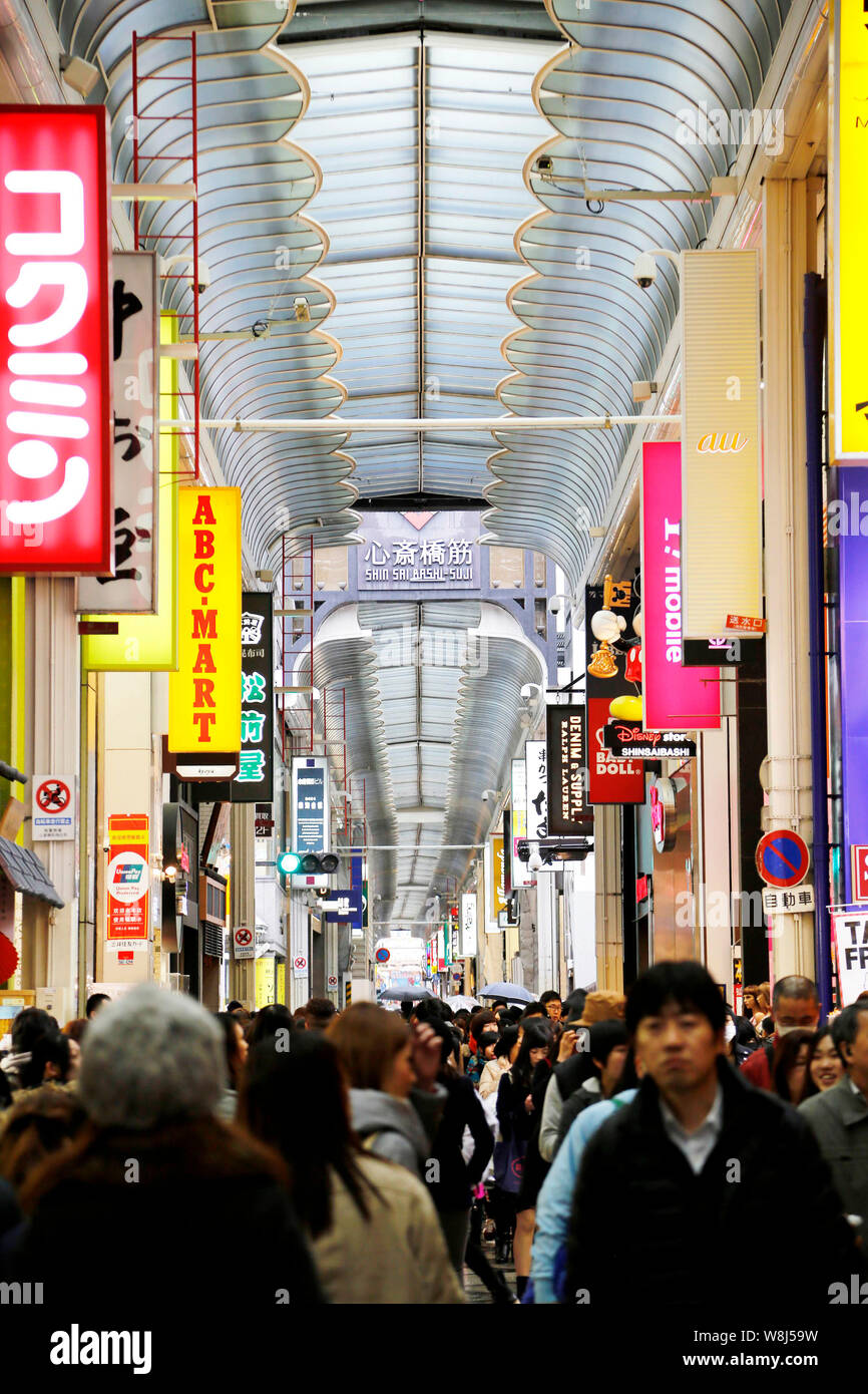 --FILE -- la folla di turisti e residenti locali a piedi passato di negozi e grandi magazzini a Shinsaibashi quartiere dello shopping di Osaka in Giappone, 1 marzo 2015. Sino- Foto Stock