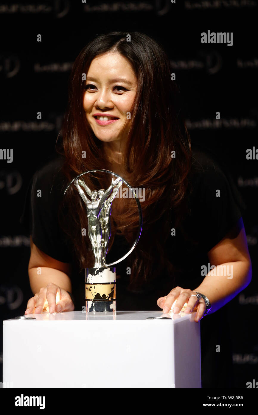 --FILE--cinese ritirato la stella del tennis Li Na pone con il suo trofeo dopo la cerimonia di premiazione per il Laureus World Sports Awards Shanghai 2015 a Shanghai Foto Stock