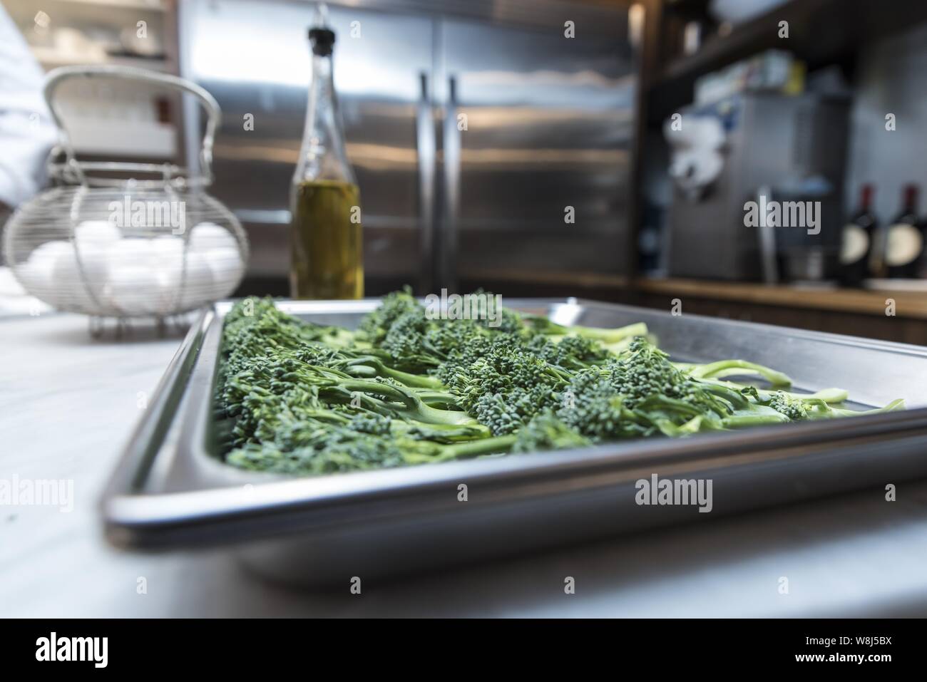 Colpo di broccoli su un vassoio metallico nel cucina dello chef Foto Stock
