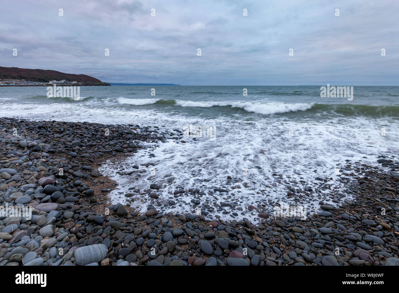 Grandi onde a Condino Spiaggia durante il mare in tempesta con venti alti Foto Stock