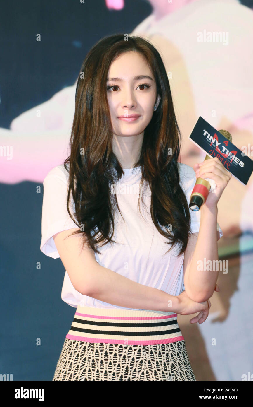 Attrice cinese Yang Mi indossando un abito di Valentino pone durante una ventola evento riunione per il suo film "Piccolo volte 4,0' nella città di Guangzhou, a sud della Cina di Gua Foto Stock