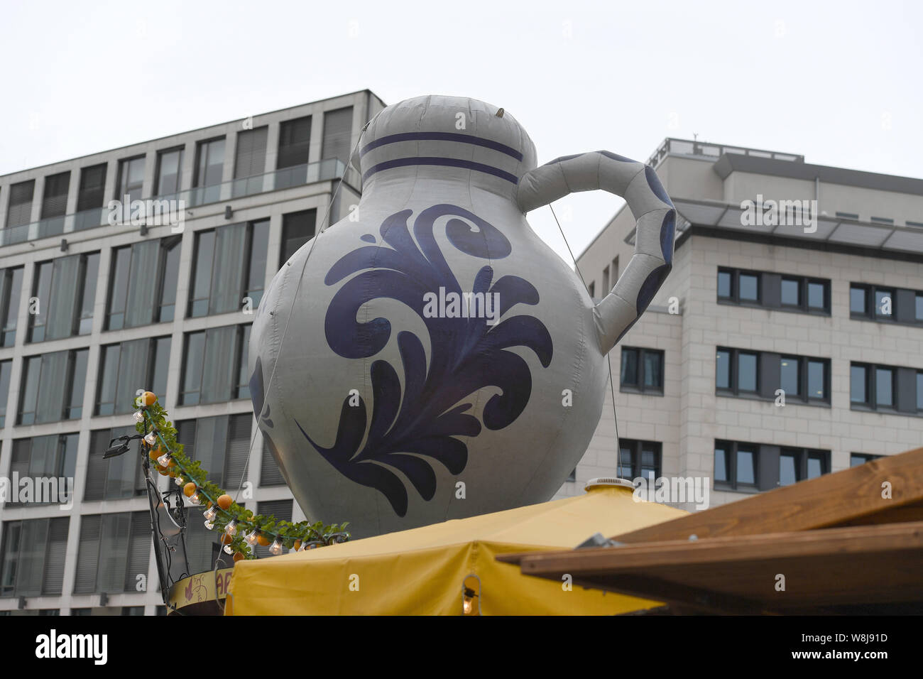 Francoforte, Germania. Il 9 agosto, 2019. Un modello gigante di 'bembel', un colore grigio-blu brocca di terracotta in cui apple il vino è servito tradizionalmente, è visto al salone di Francoforte Apple Wine Festival a Francoforte, in Germania, in agosto 9, 2019. Il Frankfurt Apple Wine Festival è qui tenuto dal 9 agosto al 18. Francoforte apple la cultura del vino ha svolto un ruolo importante nella città di vita sociale per centinaia di anni. Credito: Lu Yang/Xinhua/Alamy Live News Foto Stock