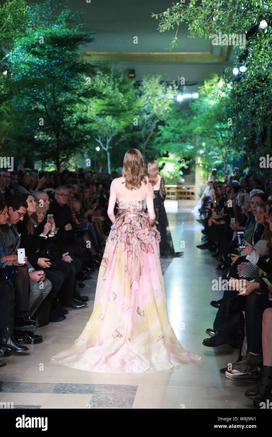 Il display del modello nuove creazioni in Elie Saab fashion show durante il Paris Haute Couture Fashion Week Primavera/Estate 2015 a Parigi, Francia, 28 gennaio Foto Stock