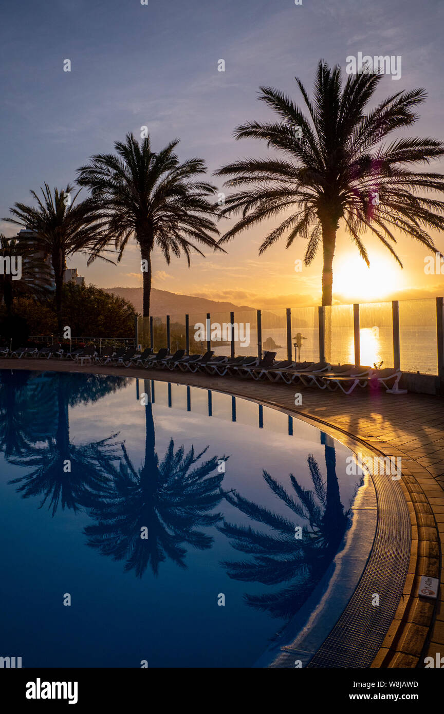 Hotel piscina affacciata sul mare Foto Stock