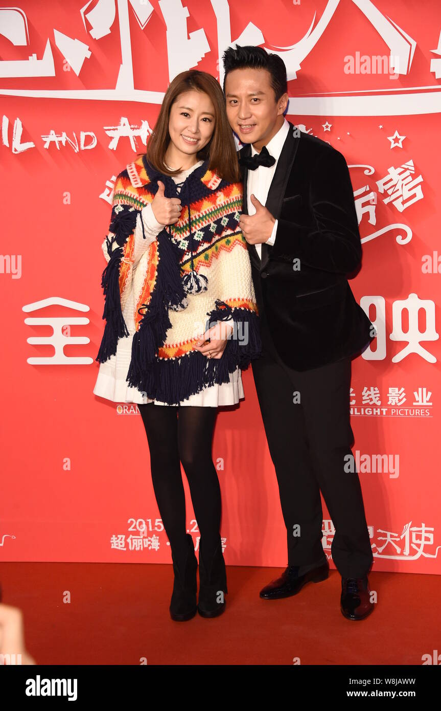 Attore cinese Deng Chao, destra, pone con l'attrice Taiwanese Ruby Lin sul tappeto rosso per la premiere del suo nuovo film 'Devil e Angelo' a Pechino Foto Stock