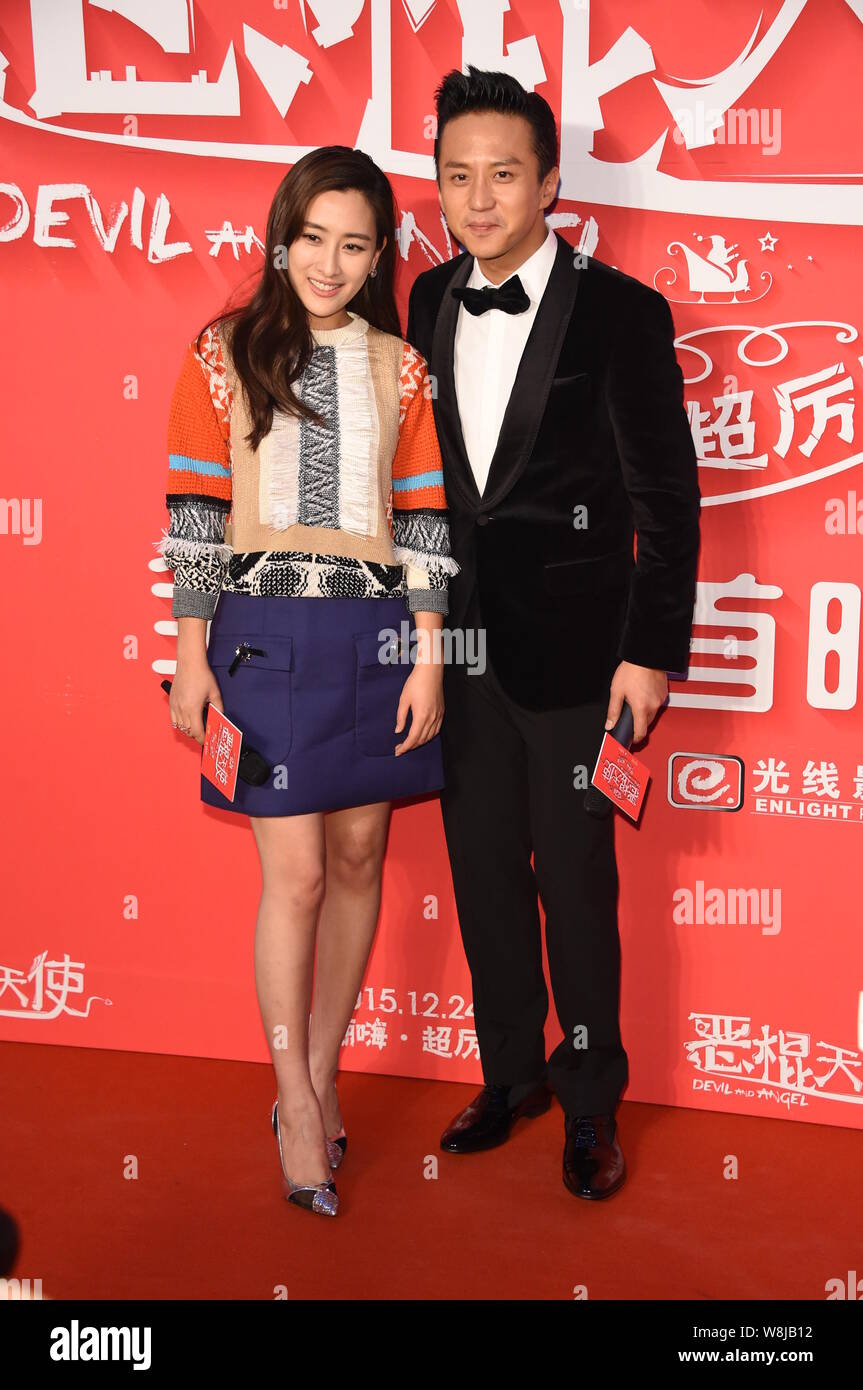 Attore cinese Deng Chao, destra, pone con l'attrice ma Su sul tappeto rosso per la premiere del suo nuovo film 'Devil e Angelo' a Pechino in Cina, 21 D Foto Stock