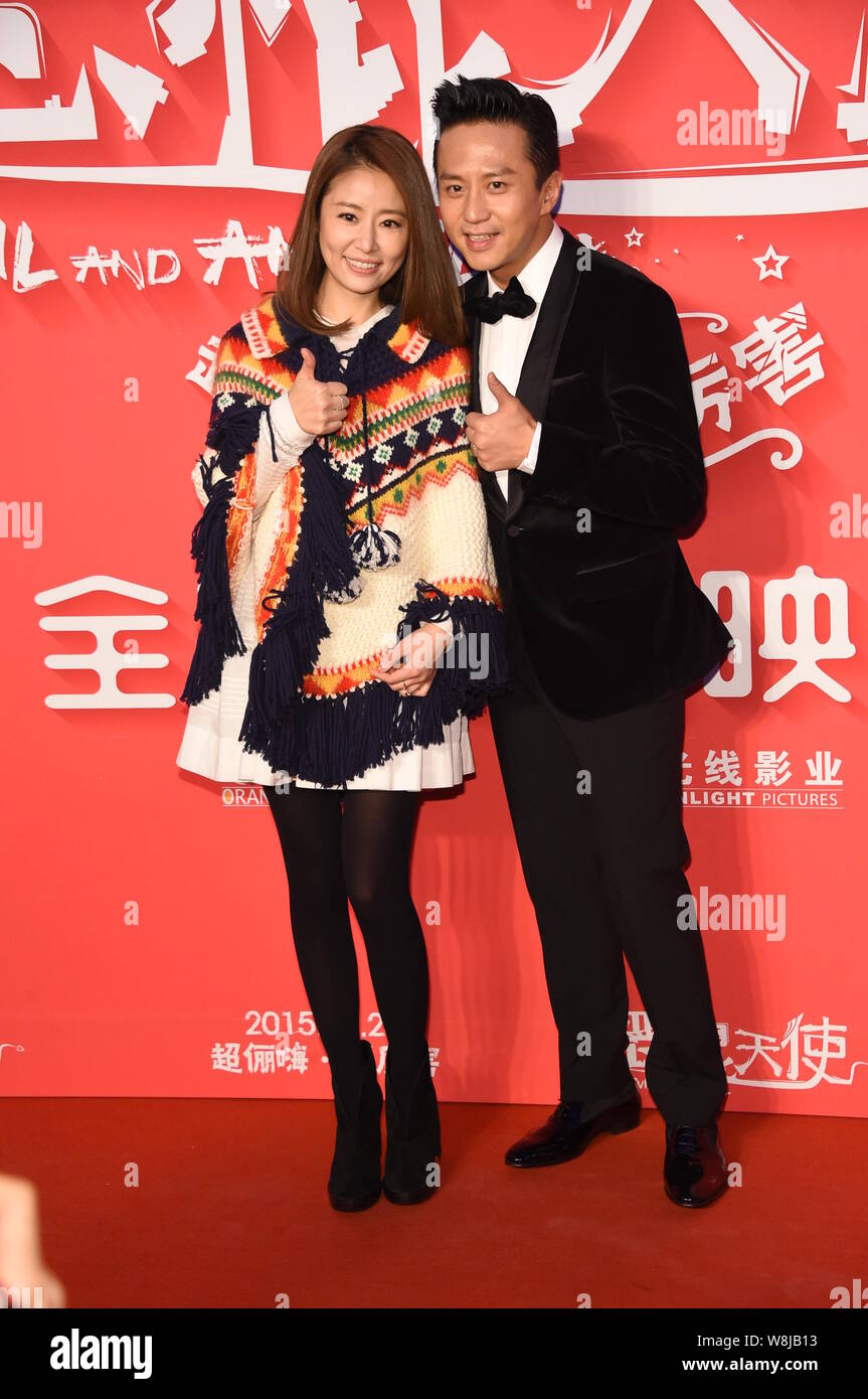 Attore cinese Deng Chao, destra, pone con l'attrice Taiwanese Ruby Lin sul tappeto rosso per la premiere del suo nuovo film 'Devil e Angelo' a Pechino Foto Stock