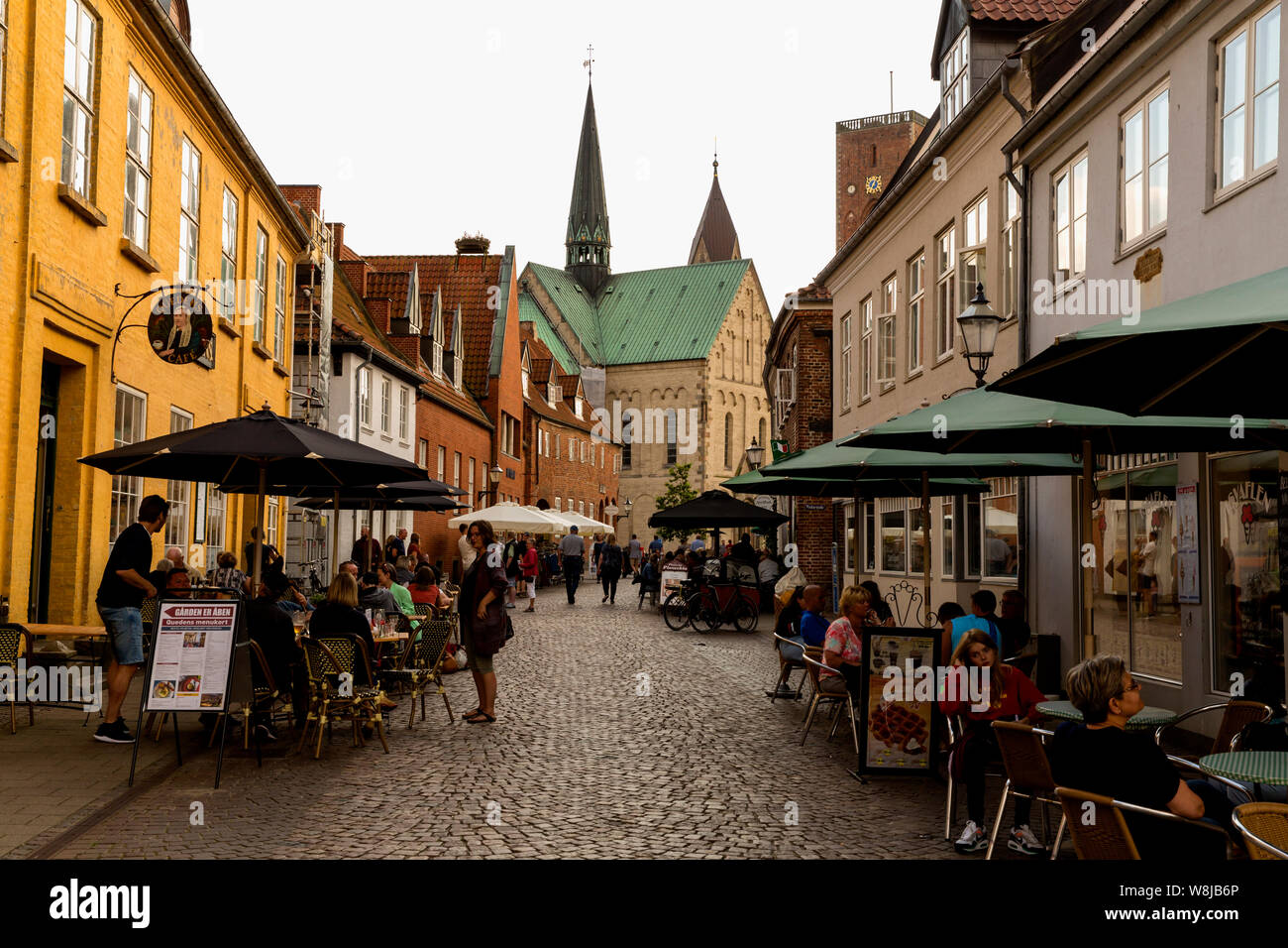 I turisti in visita ristoranti presso il centro storico della cittadina di Ribe, Danimarca. Ribe può essere datati intorno all anno 700 e divenne un importante città vichinga con accesso al mare tramite Ribe Å, un piccolo fiume che conduce al vicino mare Watten, oggi un patrimonio mondiale UNESCO riserva naturale. Ribe essendo un centro storico con molti edifici elencati e la sua vicinanza al mare Watten rende una popolare attrazione turistica. Foto Stock