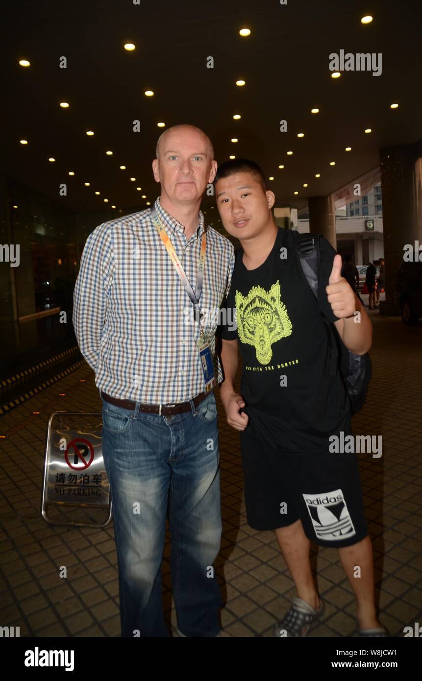 Inglese snooker player Peter Ebdon, sinistra, pone con una ventola davanti a un hotel in Cina a Shanghai, 12 settembre 2015. Foto Stock