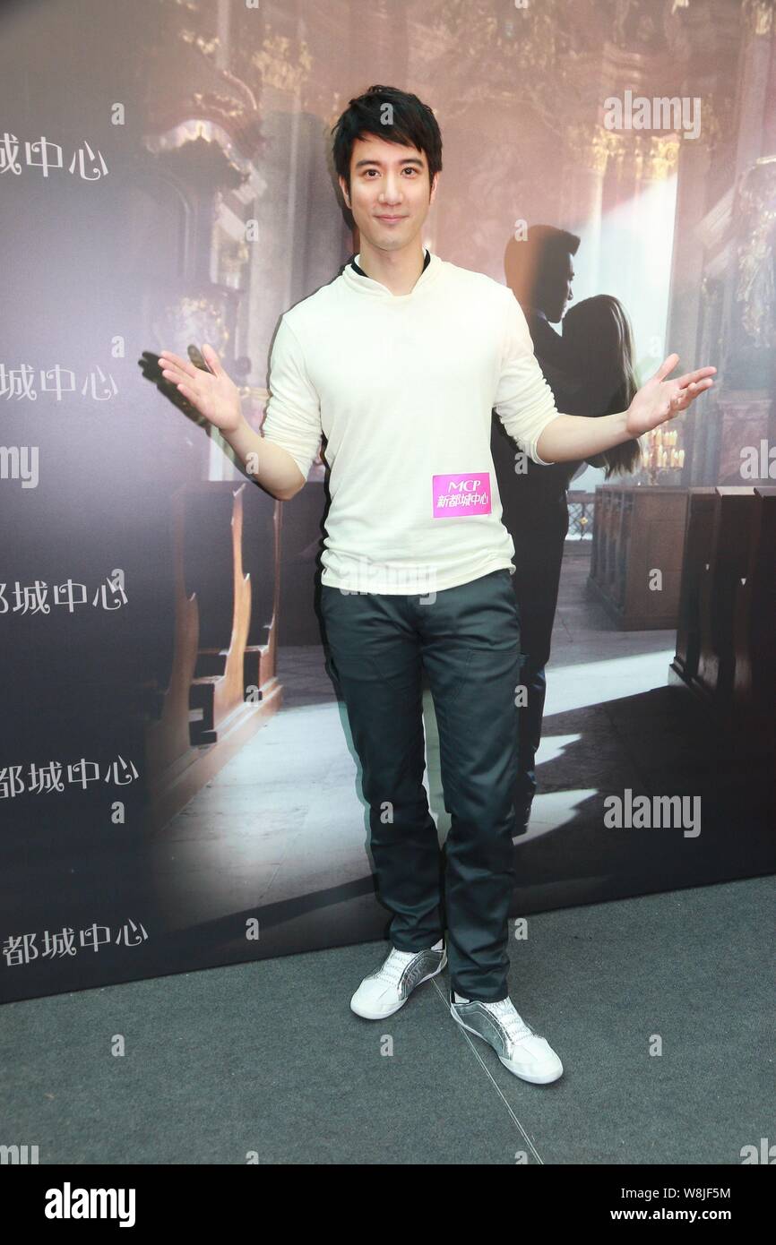 Taiwan-basato cantante americana Leehom Wang pone in corrispondenza di un evento di firma a Hong Kong, Cina, 6 aprile 2015. Foto Stock