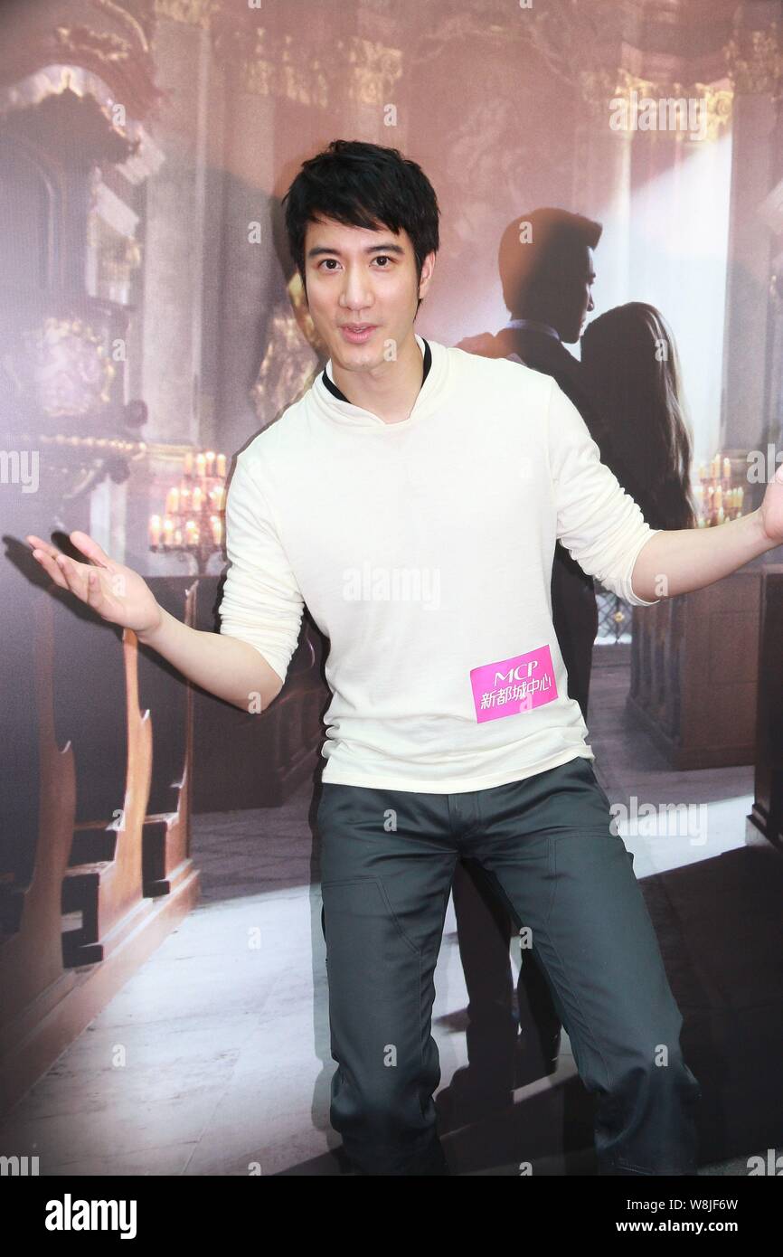 Taiwan-basato cantante americana Leehom Wang pone in corrispondenza di un evento di firma a Hong Kong, Cina, 6 aprile 2015. Foto Stock