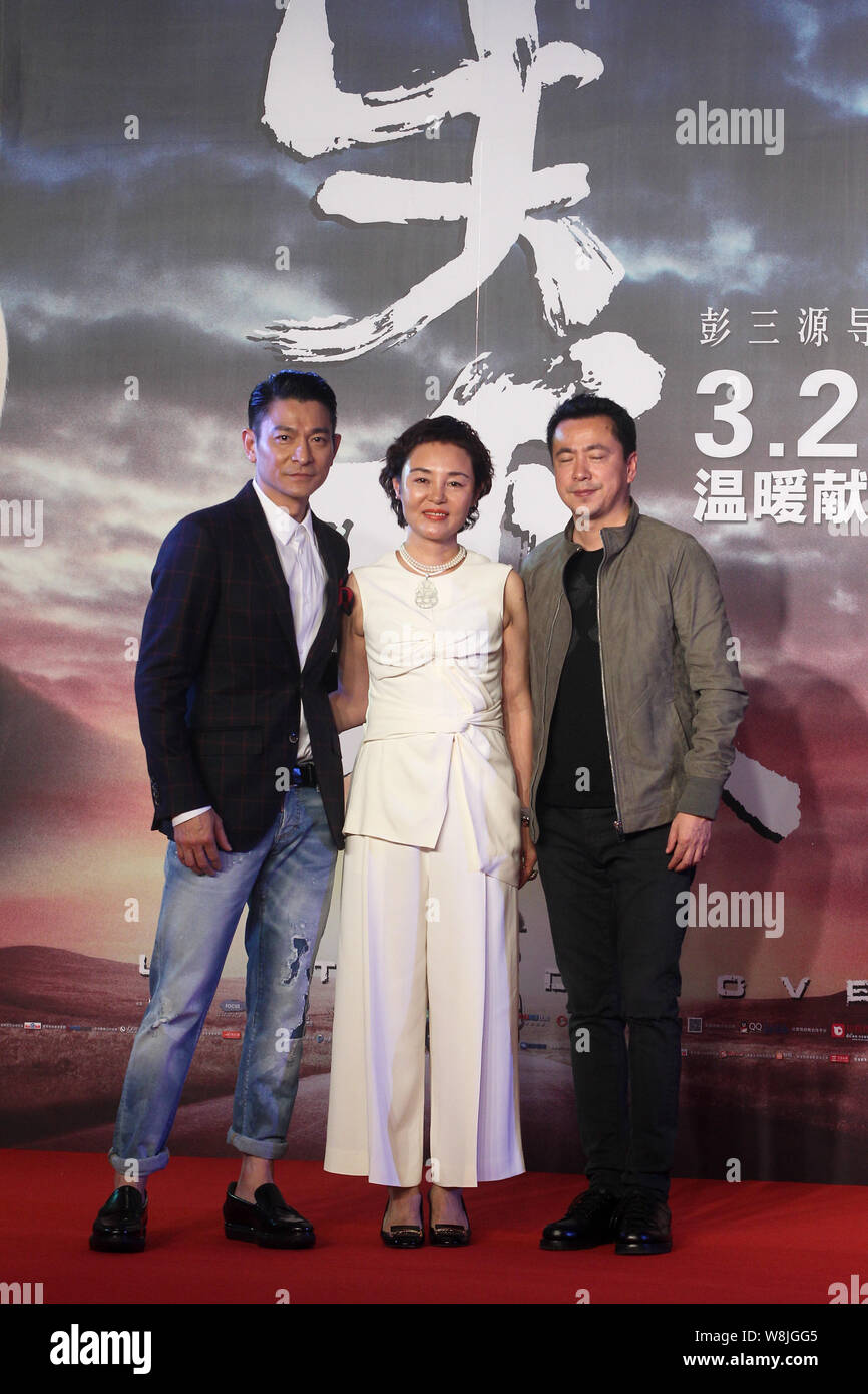 (Da sinistra) Hong Kong il cantante e attore Andy Lau, sceneggiatore cinese Peng Sanyuan e Wang Zhonglei, CEO di Huayi Brothers Media Corporation, pongono du Foto Stock