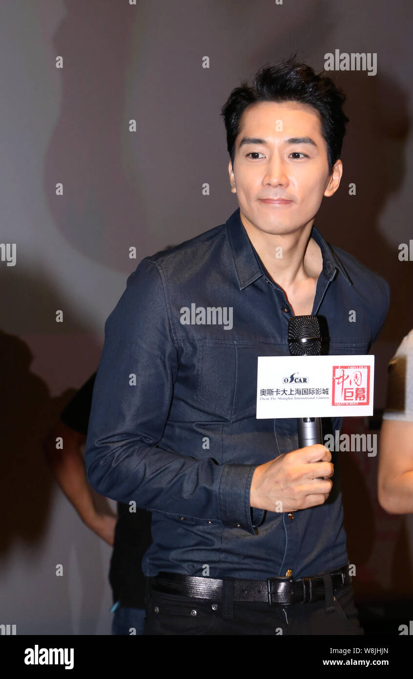 Corea del Sud attore Song Seung-heon partecipa a una conferenza stampa per il suo film "Il terzo modo di amore" nella città di Zhengzhou, centrale cinese della provincia di Henan, Foto Stock