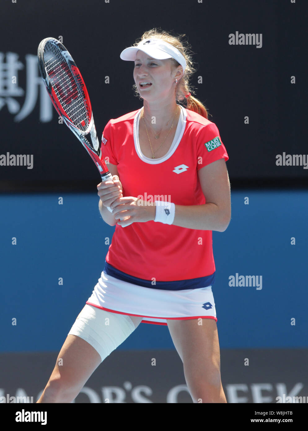 Ekatarina Makarova della Russia è raffigurato nelle donne singoli semifinale partita del 2015 Australian Open di tennis tournament contro Maria Sharapova Foto Stock