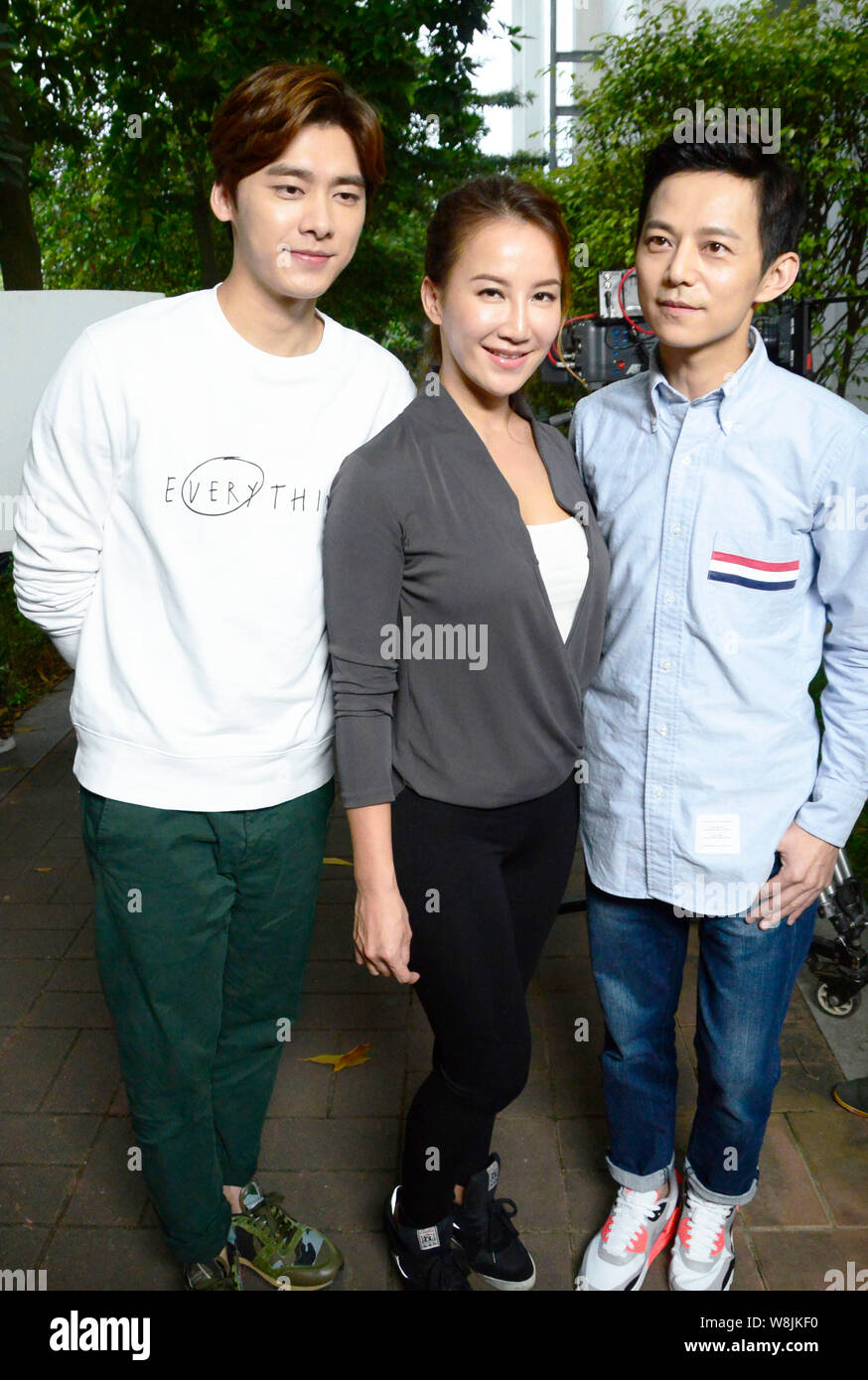 (Da sinistra) attore cinese Li Yifeng, cantante Taiwanese-American Coco Lee e regista cinese egli Jiong pongono alla scena del loro nuovo film in Foto Stock