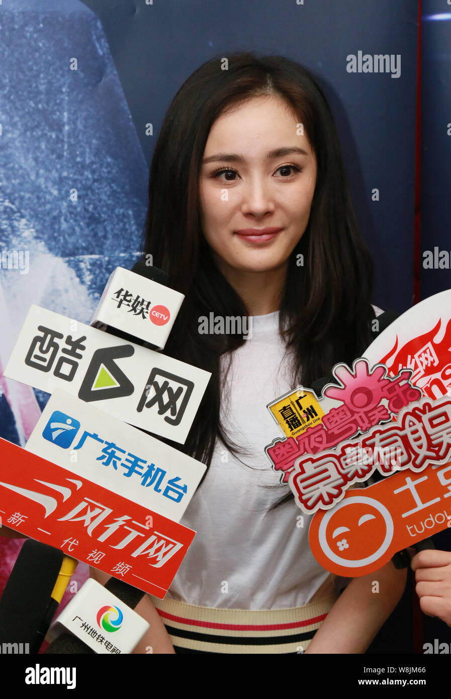 Attrice cinese Yang Mi indossando un abito di Valentino è intervistato durante una ventola evento riunione per il suo film "Piccolo volte 4,0' nella città di Guangzhou, sud ch Foto Stock