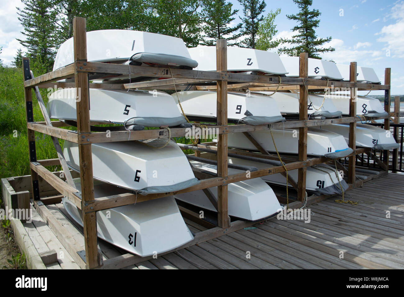 Boat Yard con piccole barche a vela e kayak Foto Stock