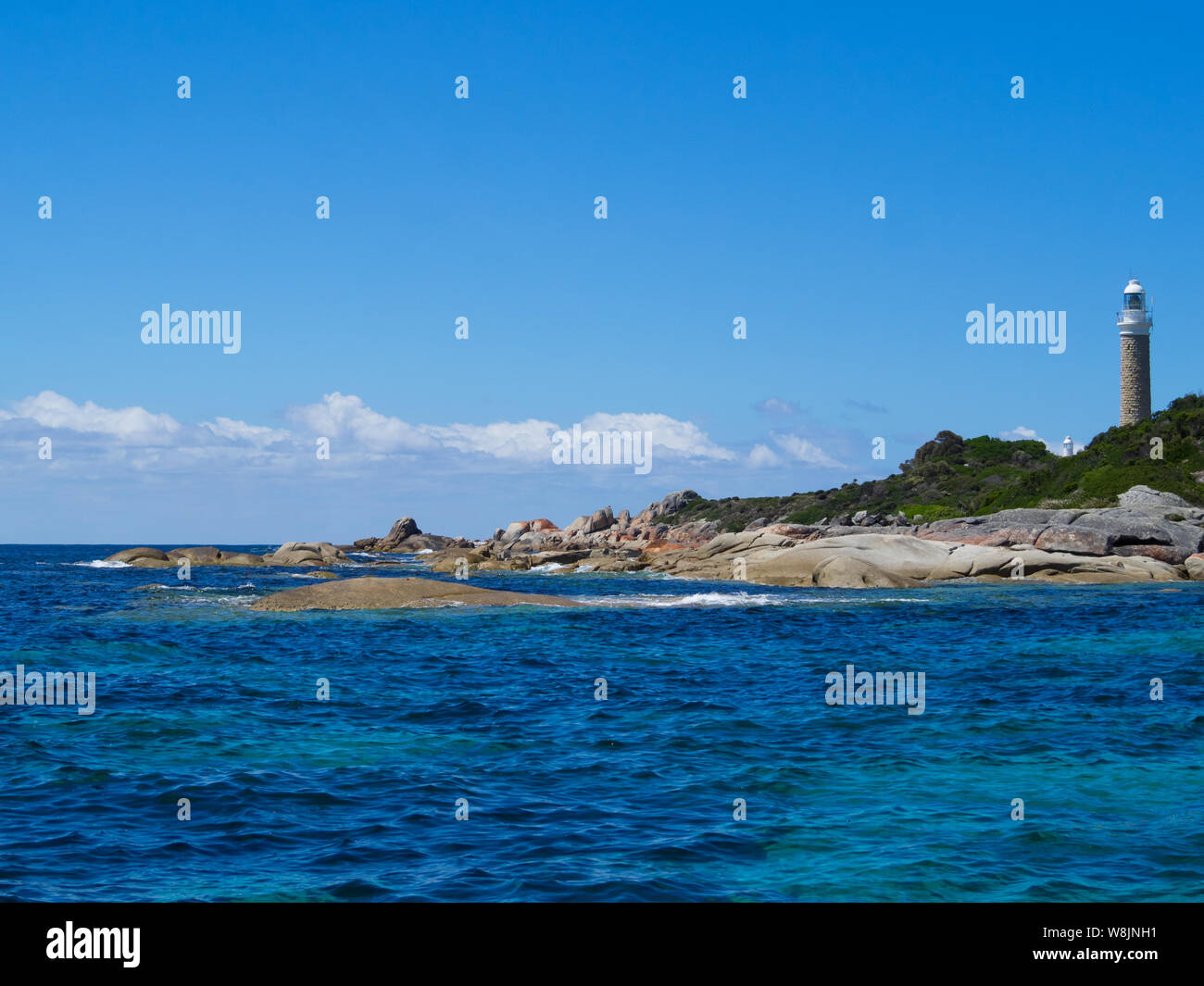 Faro di Eddystone Point visto dal mare, Tasmania Foto Stock