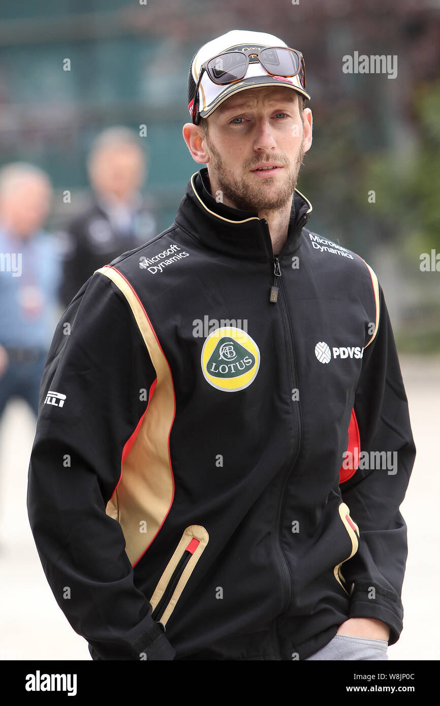 Il francese F1 driver Romain Grosjean di Lotus arriva allo Shanghai International Circuit prima del 2015 Formula 1 Gran Premio di Cina a Shanghai, mento Foto Stock
