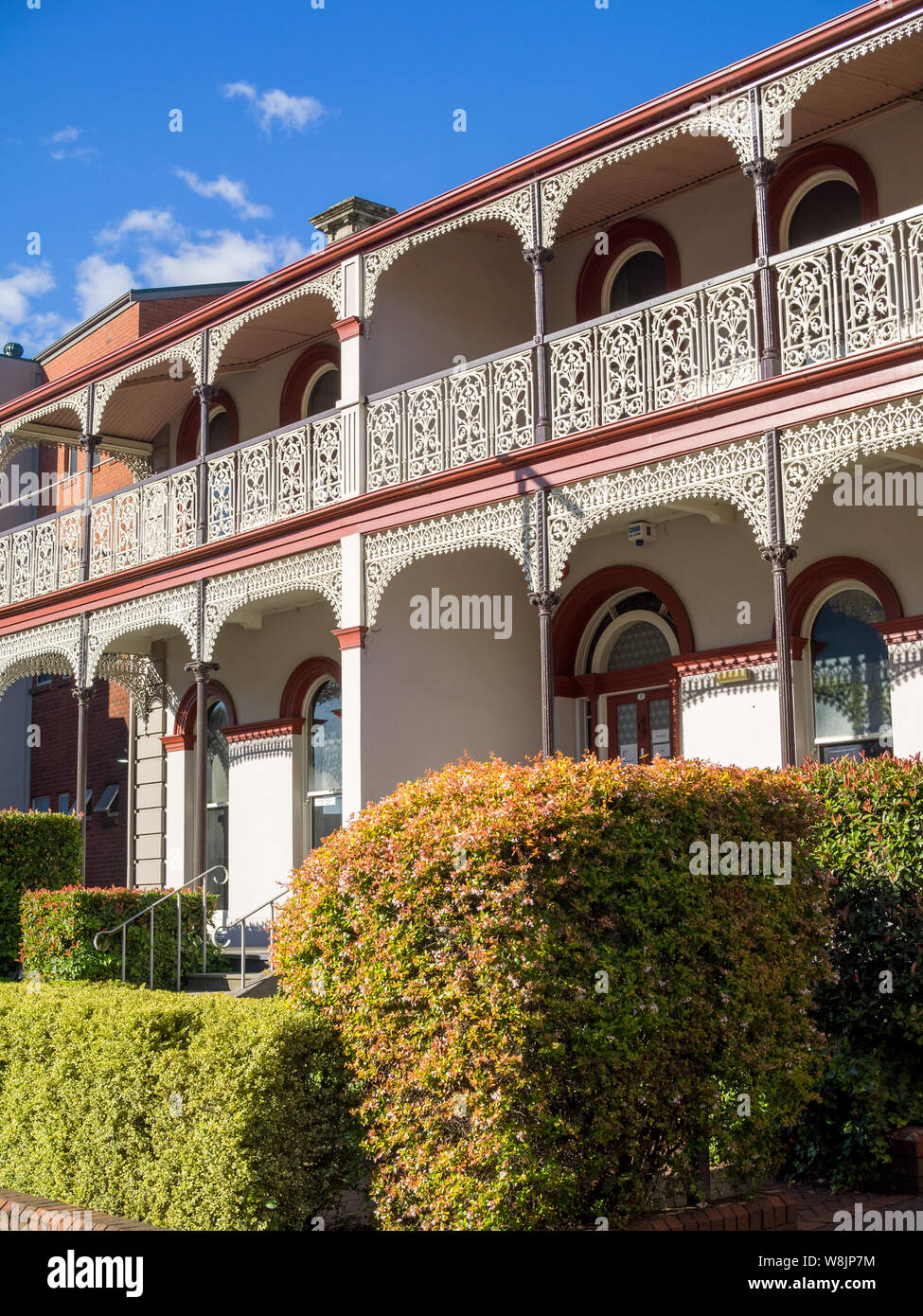 Case vittoriane con bellissimi balconi, Launceston Foto Stock