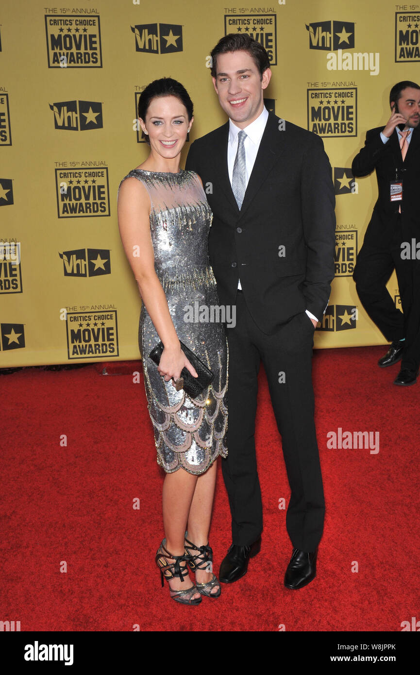 LOS ANGELES, CA. 15 gennaio 2010: Emily Blunt & fianc John Krasinski in occasione della quindicesima edizione critica la scelta dei premi di film, presentato dalla Broadcast Film Critics Association, all'Hollywood Palladium. © 2010 Paul Smith / Featureflash Foto Stock