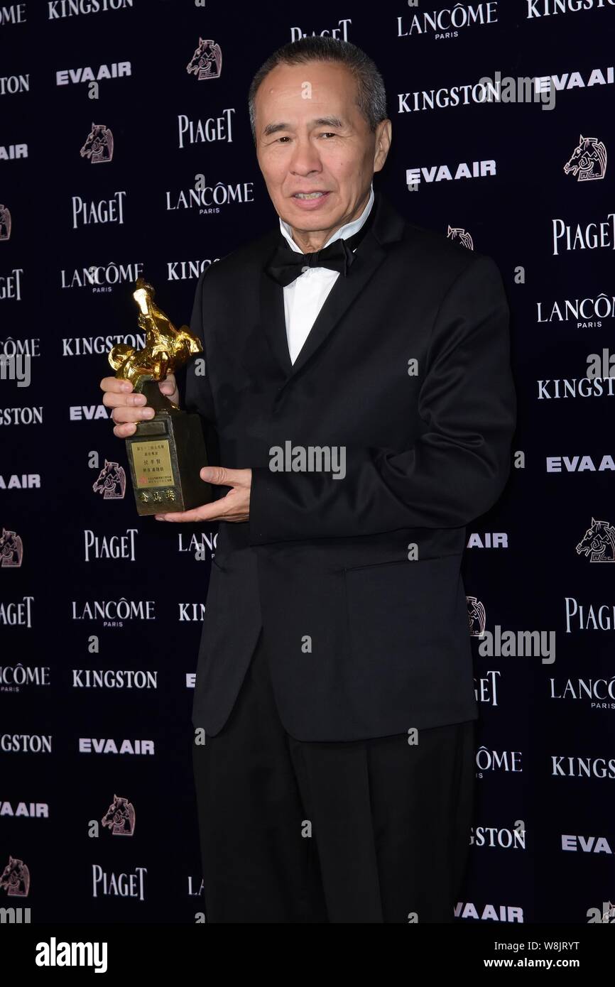 Direttore Taiwanese Hou Hsiao-hsien pone con il suo trofeo per Best Director Award per il suo film ''l'Assassino' durante la cinquantaduesima Golden Horse Awards nel Foto Stock