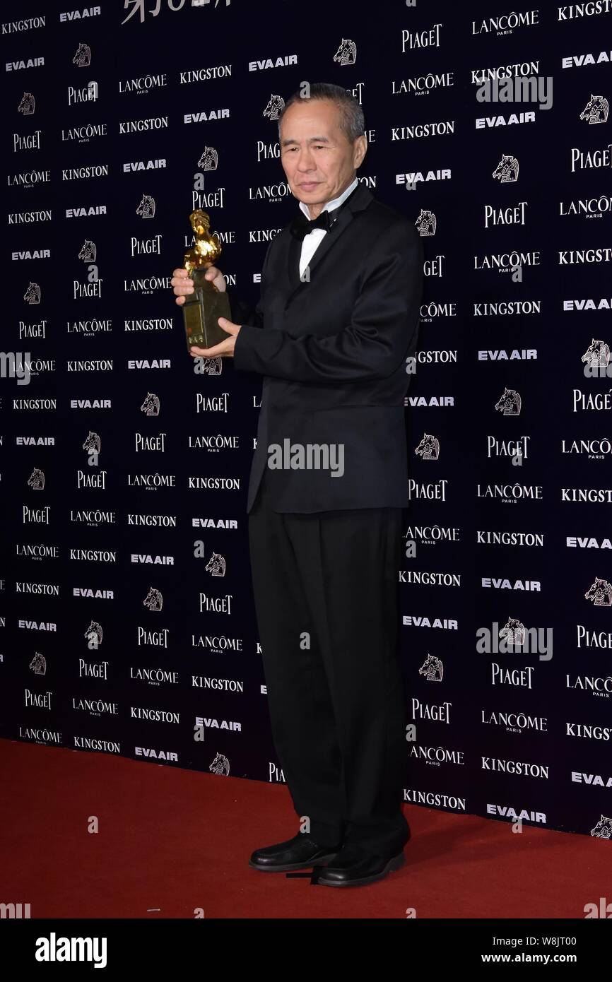 Direttore Taiwanese Hou Hsiao-hsien pone con il suo trofeo per Best Director Award per il suo film ''l'Assassino' durante la cinquantaduesima Golden Horse Awards nel Foto Stock