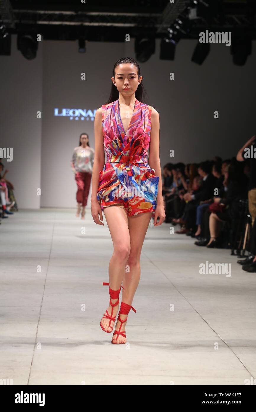 Un modello consente di visualizzare una nuova creazione durante la Leonard Sfilata di moda primavera/estate 2015 in Taipei, Taiwan, 31 marzo 2015. Foto Stock