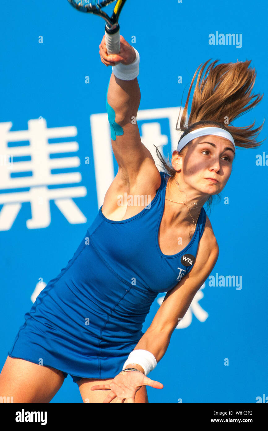 Aleksandra Krunic di Serbia serve contro Simona Halep della Romania nella loro donne singoli quarti partita del WTA 2015 Shenzhen Open di tennis Foto Stock
