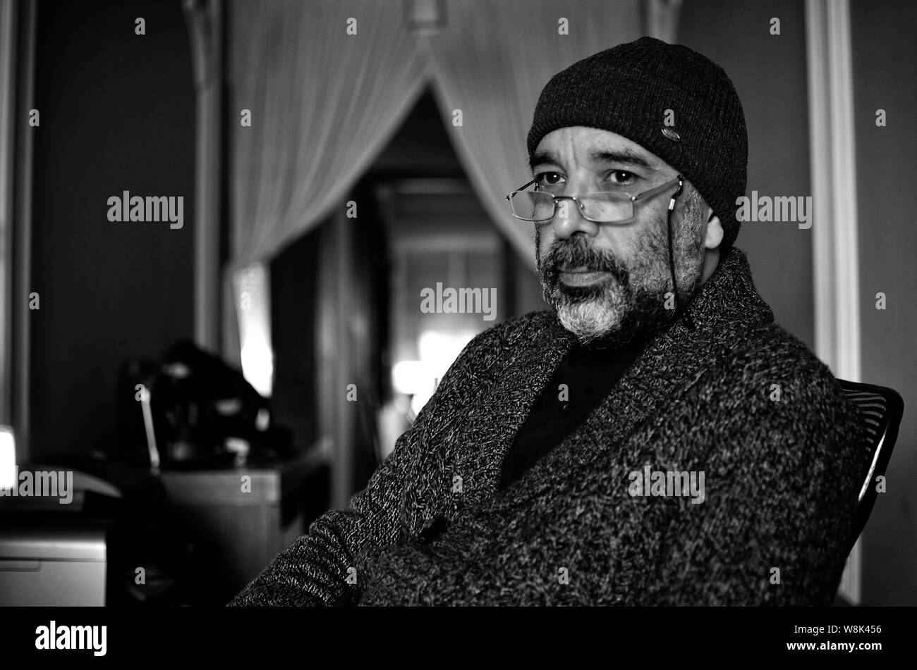 Ritratto di un uomo maturo, vestito di nero. Foto Stock